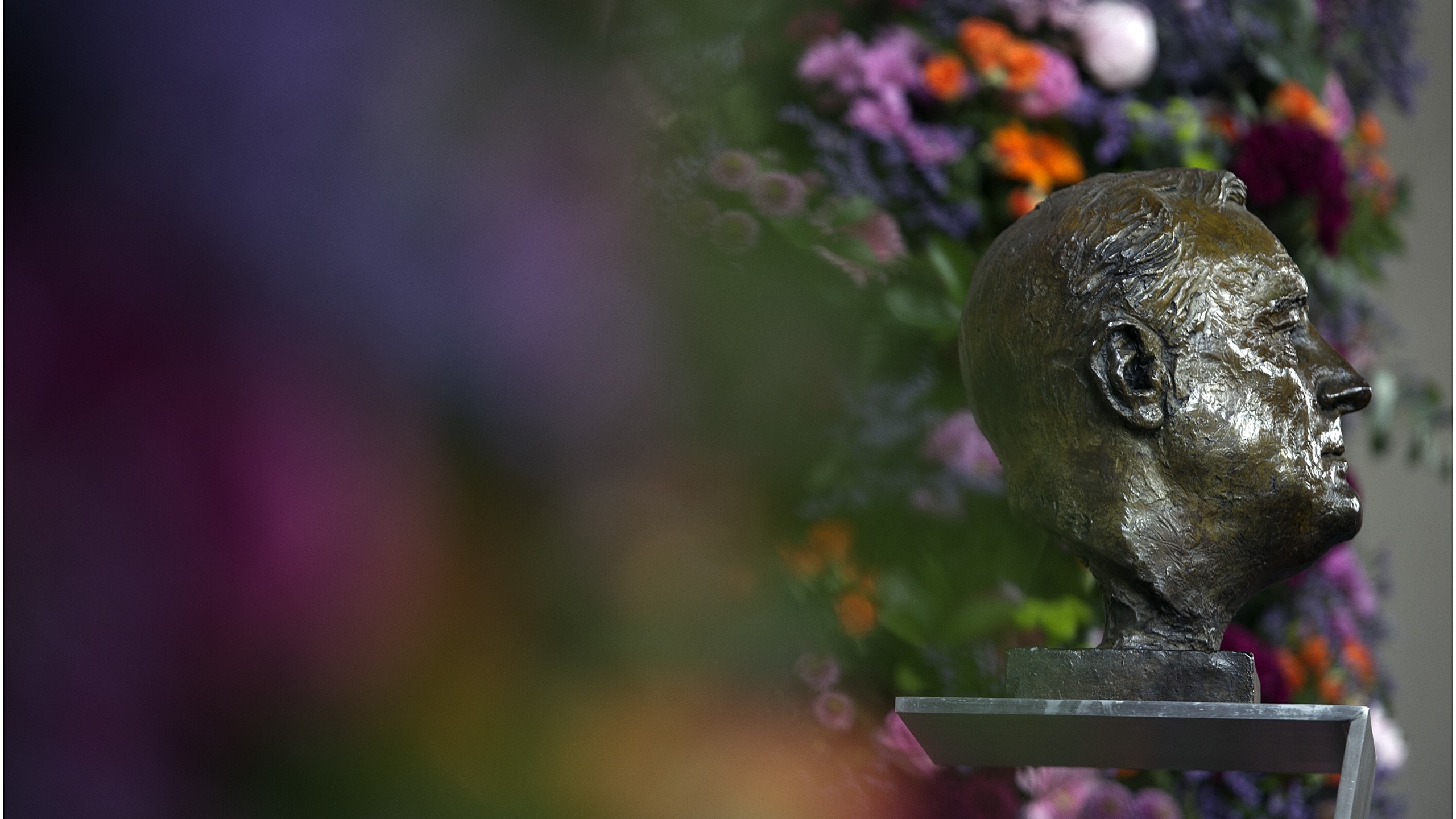 De buste van Roosevelt met bloemen tijdens de ceremonie van 2014